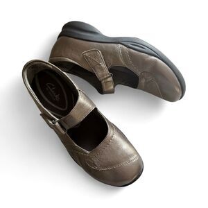 Clarks In Motion Shoes Mary Jane Loafers Size 8 WIDE Bronze Leather Comfort